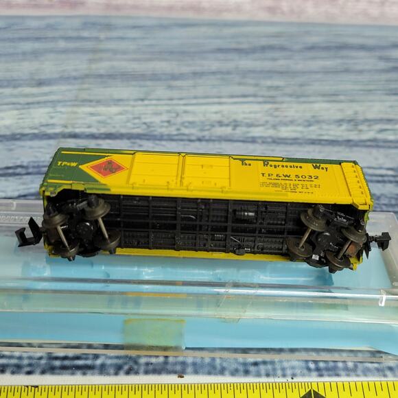 Vintage N scale The progressive way double door boxcar green & yellow with case - Picture 7 of 7